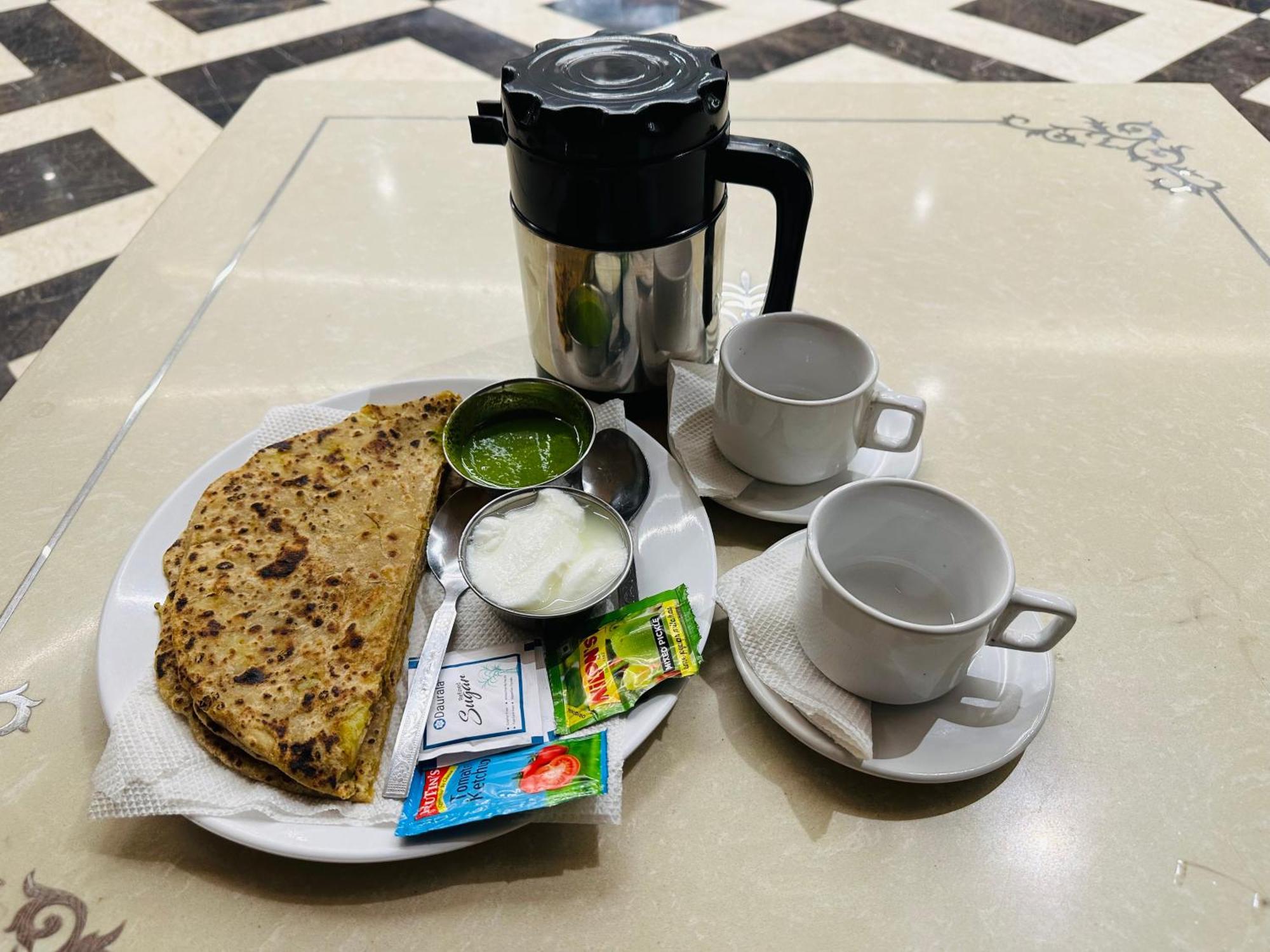 Chowdhry Tourist Lodge - New Delhi Railway Station - 2 Minutes Walk Esterno foto